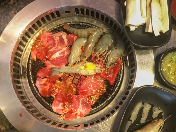 Preparação de camarão e carne com molho de gergelim na grelha de churrasco de carne — Fotografia de Stock