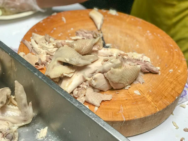 Coltello tritare il riso di pollo hainanese su tavola di legno — Foto Stock