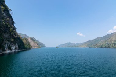 Kanchanaburi, Tayland 'daki vajiralalongkorn barajının güzel mavi gökyüzü manzarası