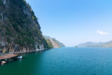 Kanchanaburi, Tayland 'daki vajiralalongkorn barajının güzel mavi gökyüzü manzarası
