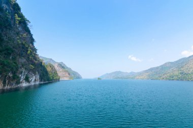 Kanchanaburi, Tayland 'daki vajiralalongkorn barajının güzel mavi gökyüzü manzarası