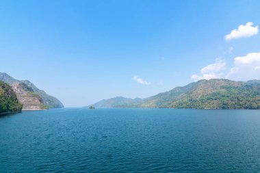Kanchanaburi, Tayland 'daki vajiralalongkorn barajının güzel mavi gökyüzü manzarası