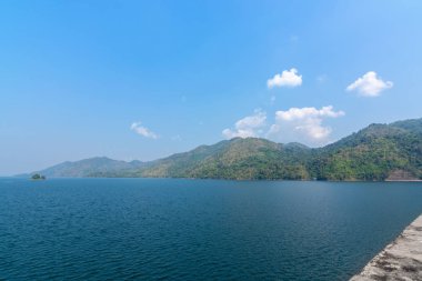 Kanchanaburi, Tayland 'daki vajiralalongkorn barajının güzel mavi gökyüzü manzarası