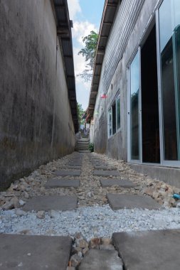 Pilok, Thong Pha Phum Ulusal Parkı Kanchanaburi, Tayland 'daki yol ve yerel ev.