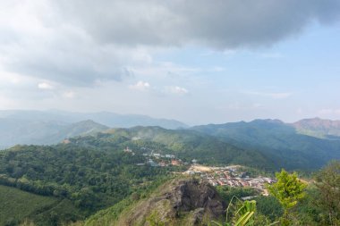 Gökyüzü ve mavi gökyüzü filler savaşlarında tepe (Noen Chang Suek) Pilok, Thong Pha Phum Ulusal Parkı kanchanaburi, Tayland