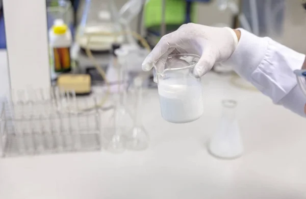 Beyaz eldivenli el konsantre lateks.