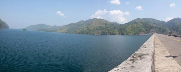 Hermosa vista del cielo azul de la presa vajiralongkorn en Kanchanaburi, Tailandia — Foto de Stock