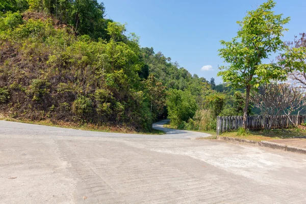 Estrada de concreto no topo da colina em Pilok, Thong Pha Phum National Park kanchanaburi, Tailândia — Fotografia de Stock