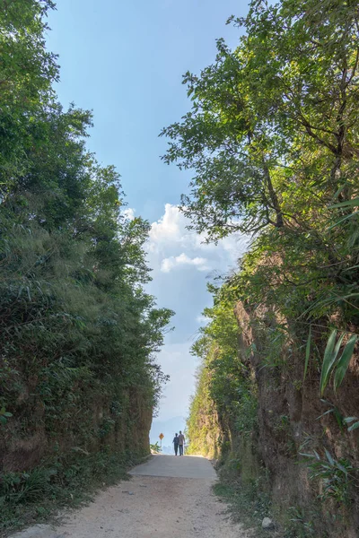 Fronteira tailandesa e de Mianmar chamada passagem de estrada mittraphap em kanchanaburi, Tailândia — Fotografia de Stock