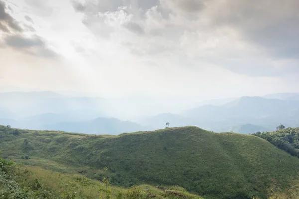 Cielo e cielo blu nelle guerre degli elefanti Hill (Noen Chang Suek) Campo base a Pilok, Thong Pha Phum National Park kanchanaburi, Thailandia — Foto Stock