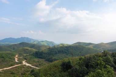 Gökyüzü ve mavi gökyüzü filler savaşlarında tepe (Noen Chang Suek) Pilok, Thong Pha Phum Ulusal Parkı kanchanaburi, Tayland
