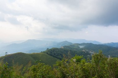 Gökyüzü ve mavi gökyüzü filler savaşlarında tepe (Noen Chang Suek) Pilok, Thong Pha Phum Ulusal Parkı kanchanaburi, Tayland