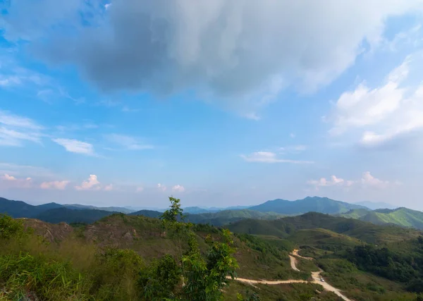 Ciel et ciel bleu dans les guerres des éléphants Hill (Noen Chang Suek) Camp de base à Pilok, Thong Pha Phum National Park kanchanaburi, Thaïlande — Photo