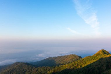 Tayland, Kanchanaburi 'deki Pompee Ulusal Parkı' nda dağın tepesinde sis denizi.