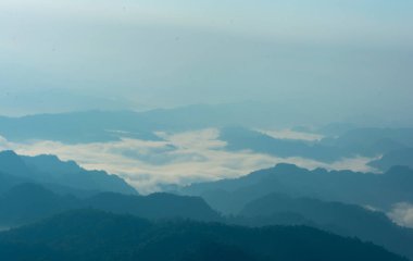Tayland, Kanchanaburi 'deki Pompee Ulusal Parkı' nda dağın tepesinde sis denizi.