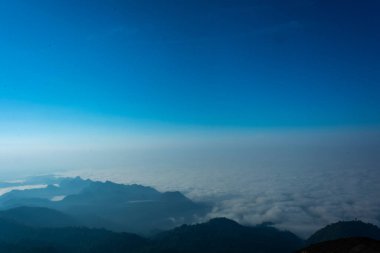 Tayland, Kanchanaburi 'deki Pompee Ulusal Parkı' nda dağın tepesinde sis denizi.