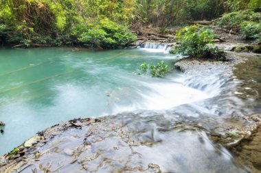 Güzel şelale sahnesi Kroeng Krawia Şelalesi Kanchanaburi, Tayland