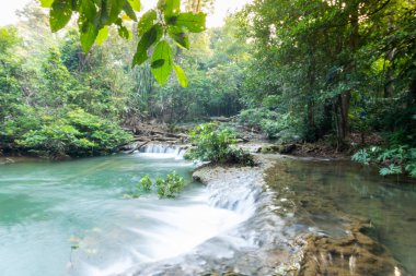 Güzel şelale sahnesi Kroeng Krawia Şelalesi Kanchanaburi, Tayland
