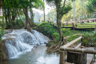 Tahta köprü ve Kroeng Krawia Şelalesi Kanchanaburi, Tayland
