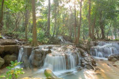 Güzel şelale sahnesi Kroeng Krawia Şelalesi Kanchanaburi, Tayland