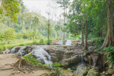 Güzel şelale sahnesi Kroeng Krawia Şelalesi Kanchanaburi, Tayland