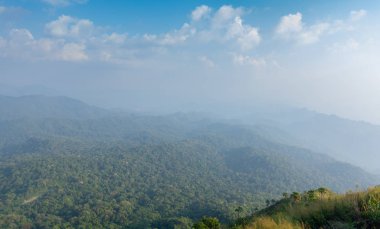 Gökyüzü ve dağ Kanchanaburi, Tayland 'da dağın tepesinden alındı.