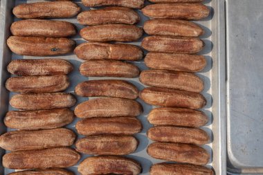 Tayland 'da güneşli bir günde bir sıra kurumuş muz.