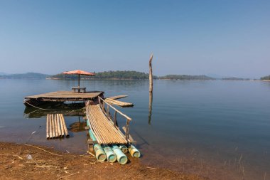Tahta Bakış açısı ve Pom Pee Khao Leaem Ulusal Parkı 'nda oturan başkan, Kanchanaburi, Tayland
