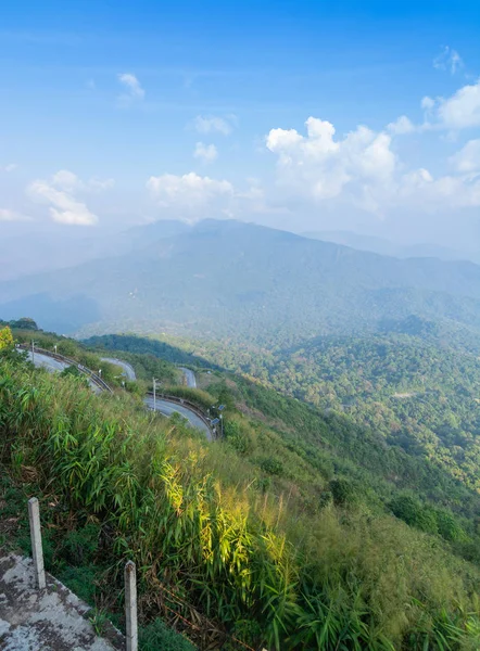 Route bétonnée au sommet de la montagne à Kanchanaburi, Thaïlande — Photo