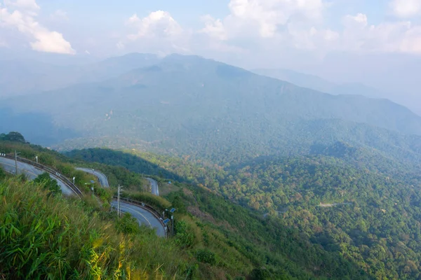 Route bétonnée au sommet de la montagne à Kanchanaburi, Thaïlande — Photo