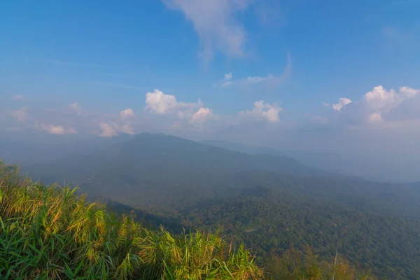 Ciel et montagne prises du sommet de la montagne à Kanchanaburi, Thaïlande — Photo