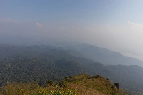 Belle scène montagne et arbre à thong pha phum parc national, kanjanaburi, Thaïlande — Photo