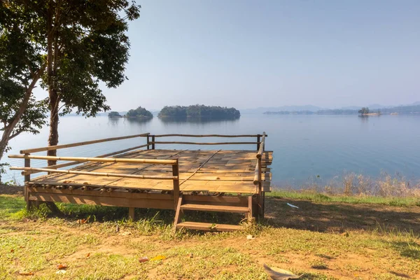 Tienda de campaña en pompee Parque Nacional Khao Leaem, Kanchanaburi, Tailandia — Foto de Stock