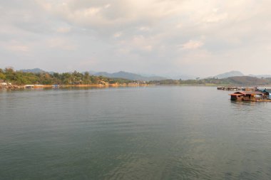 manzara sahnesi Wooden Mon Köprüsü Kanchanaburi, Tayland