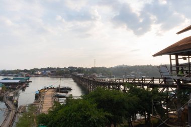 Kanchanaburi, Tayland 'daki Tahta Mon Köprüsü' nde turistler kalabalıklaştı