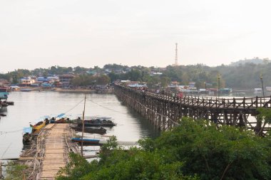 Kanchanaburi, Tayland 'daki Tahta Mon Köprüsü' nde turistler kalabalıklaştı