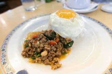 Kızarmış fesleğen, kıymalı domuz eti, pilav ve kızarmış yumurta.