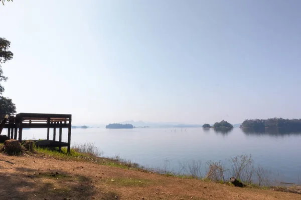 Punto de vista de madera y silla de estar en el Parque Nacional Pom Pee Khao Leaem, Kanchanaburi, Tailandia — Foto de Stock