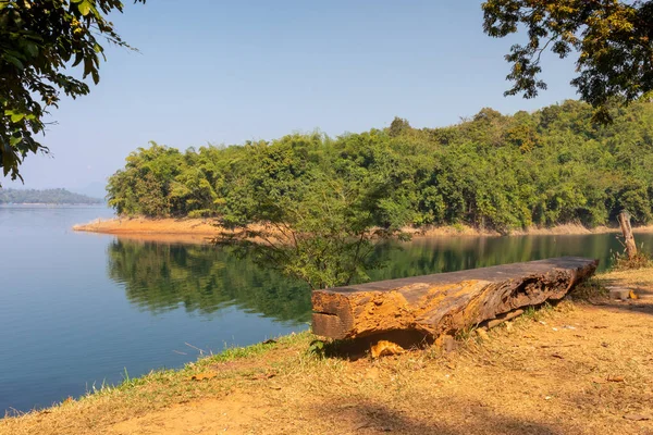 Trä Utsiktspunkt och sittstol på Pom Pee Khao Leaem National Park, Kanchanaburi, Thailand — Stockfoto