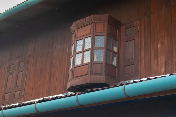 Dřevěná okna v domě mon v Kanjanaburi, Thajsko — Stock fotografie