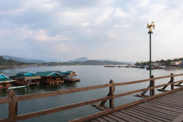 Paisaje escena Wooden Mon Bridge en kanchanaburi, Tailandia — Foto de Stock