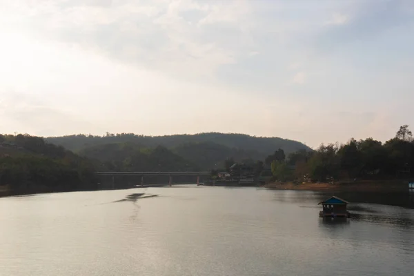 Landscape scene Wooden Mon Bridge at kanchanaburi, Thailand — Stock Photo, Image