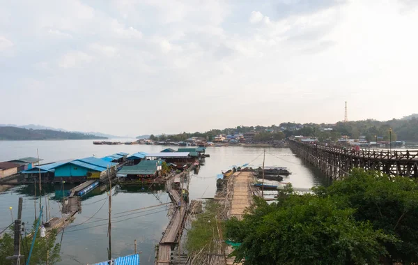 Touristen drängen sich auf hölzerner Brücke in Kanchanaburi, Thailand — Stockfoto