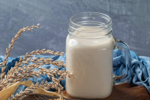 Zamknąć szklankę mleka na drewnianym stole — Zdjęcie stockowe
