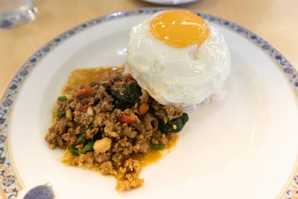 Fried Stir Basil com carne de porco picada, arroz e ovo frito — Fotografia de Stock