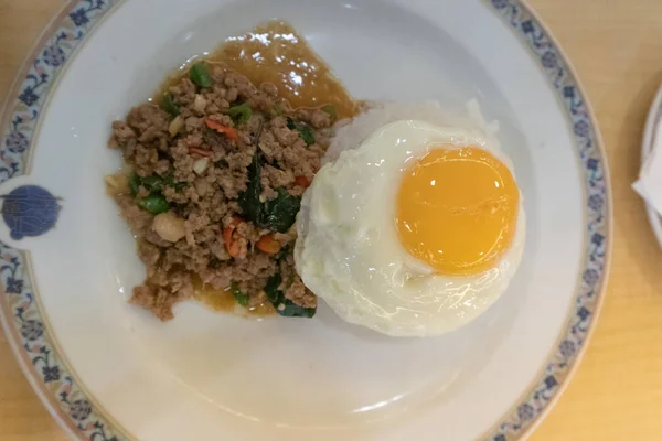 Fried Stir Basil with Minced pork, rice and Fried egg — Stock Photo, Image
