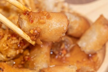 Tahta tabakta kızartılmış yumurta rulosu