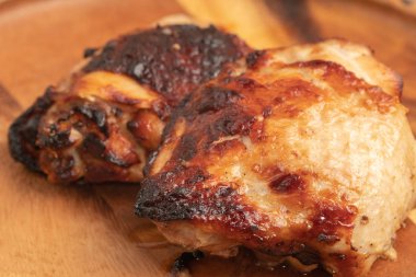 Ahşap tabakta ızgara çili yakın