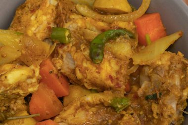 Baharatlı biber ve balık köri, Tayland usulü.