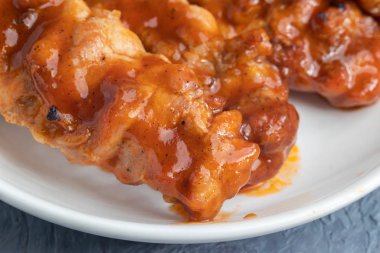 Tayland usulü ızgara tavuk ve sopa